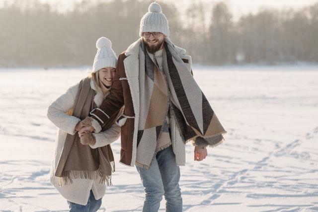 Couple d'acheteurs en hiver