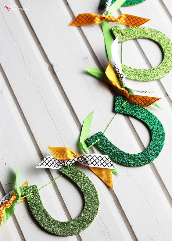 Guirlande de fers à cheval brillants pour la Saint-Patrick