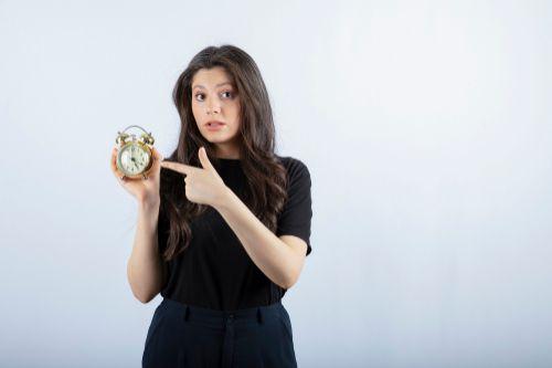 Femme pointant le temps de visite qui passe sur un petit cadran