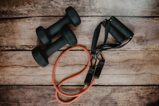 Haltères et élastiques : deux items essentiels d'une salle d'entrainement à domicile