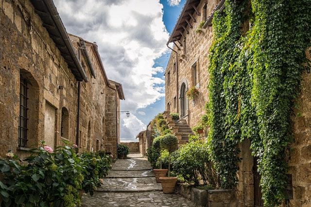 rue ancestrale_Acheter une maison ancestrale : les avantages et les inconvénients_XpertSource