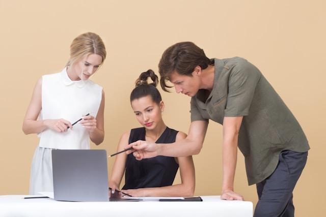 Groupe de gens regardant un ordinateur portable