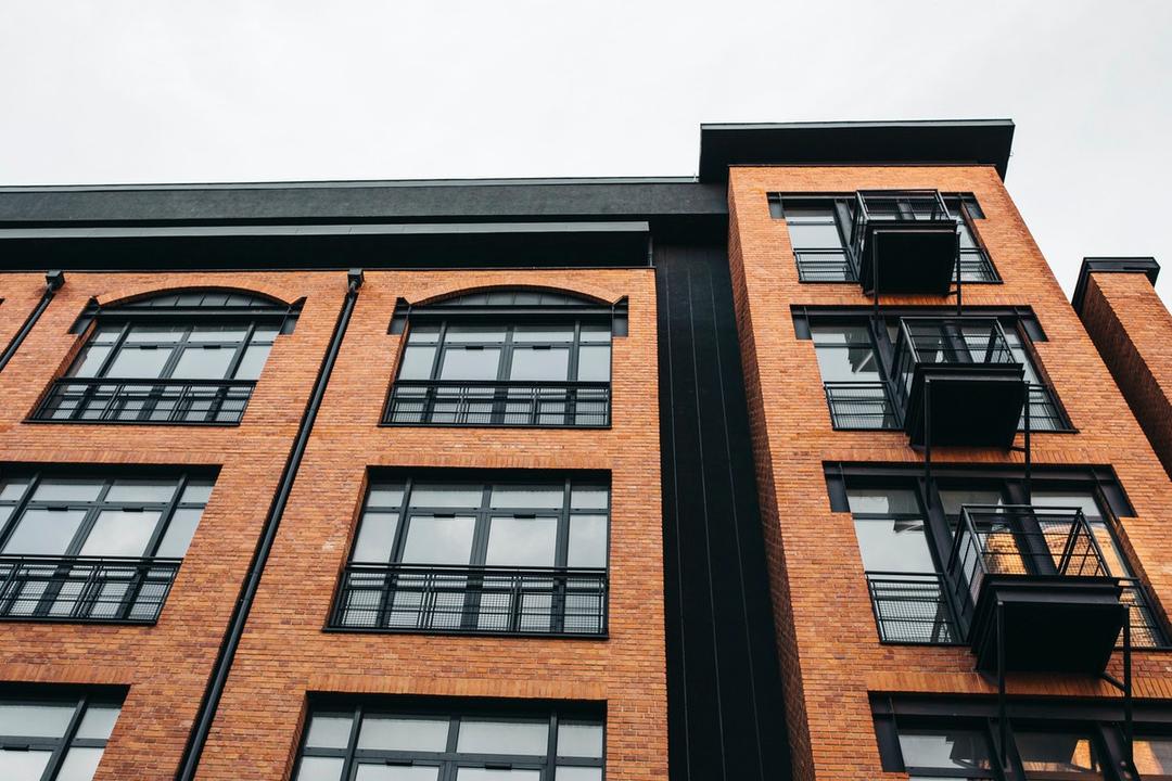 Grand immeuble en brique