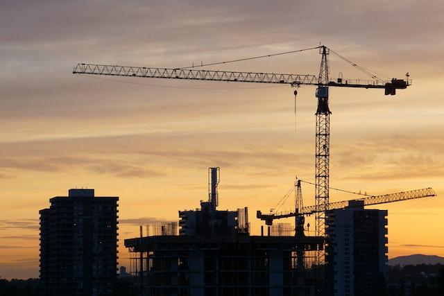 Grand chantier d’immeubles à logements au coucher du soleil