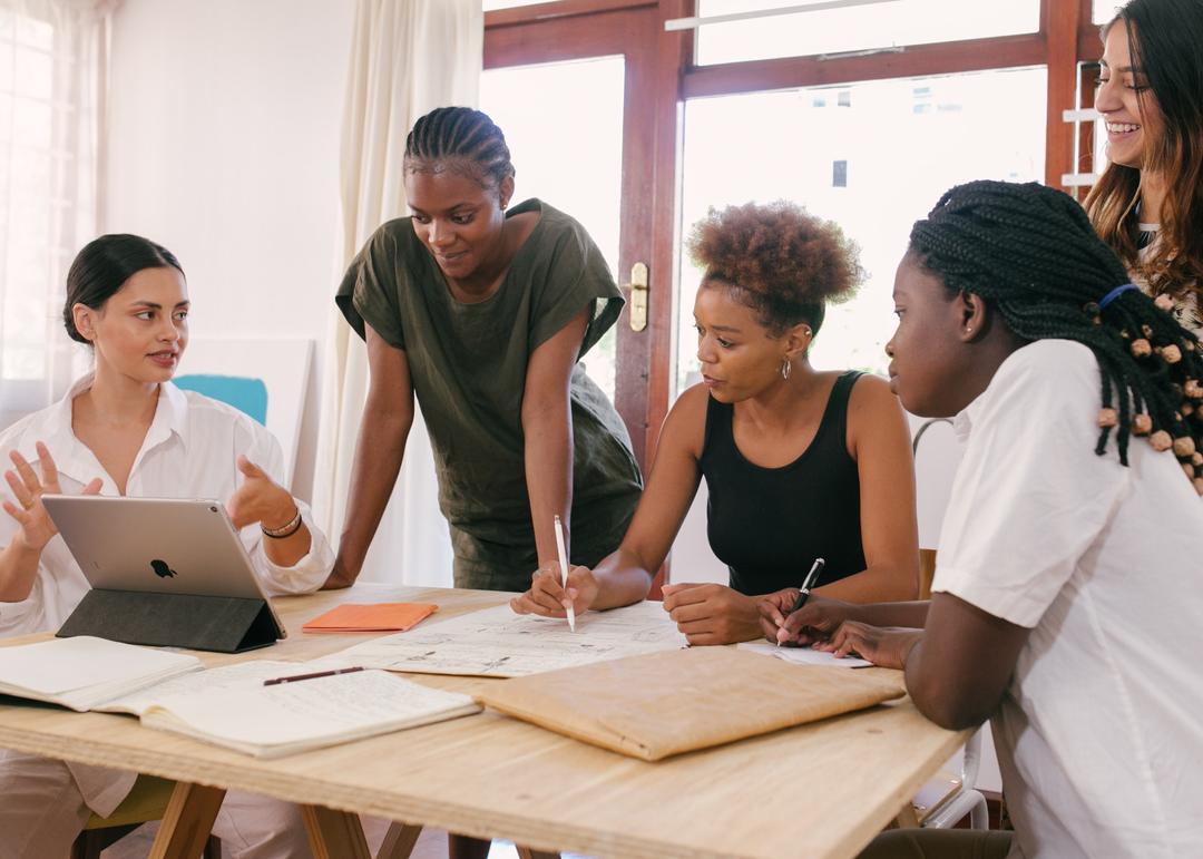 Femmes réunies autour d'une table