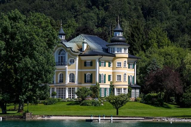 Une maison prestigieuse est située à un endroit unique et exceptionnel