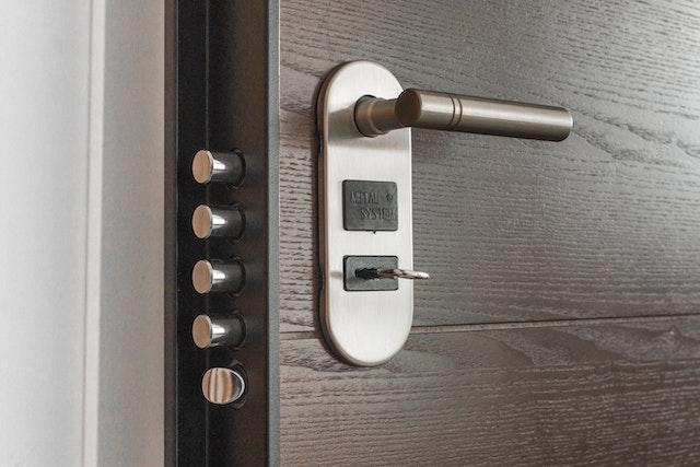 Une demeure haut de gamme comporte des systèmes de sécurité plus importants