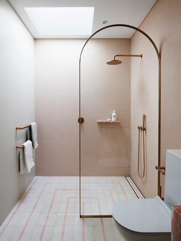 Salle de baie avec paroie vitrée
