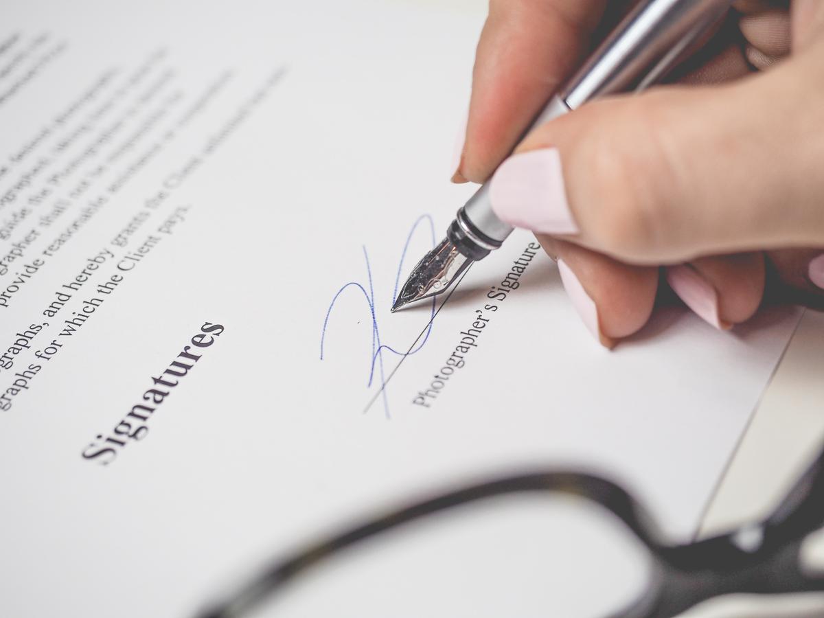 Signature d'un contrat de courtage écrit : c'est obligatoire
