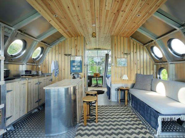 Intérieur d'une maison en forme de vaisseau spatial