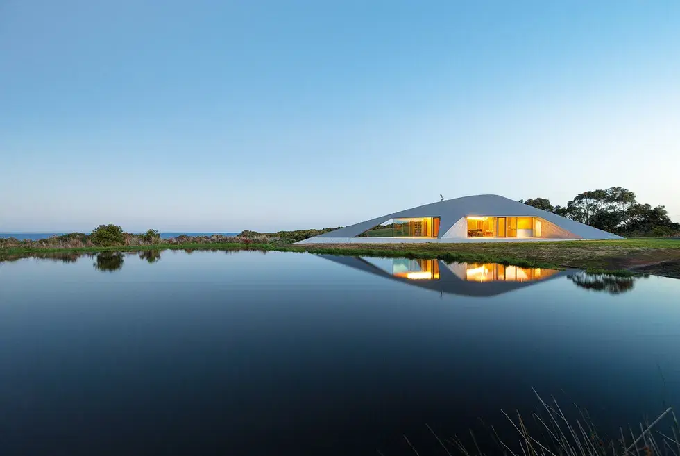 Maison futuriste en forme de croissant