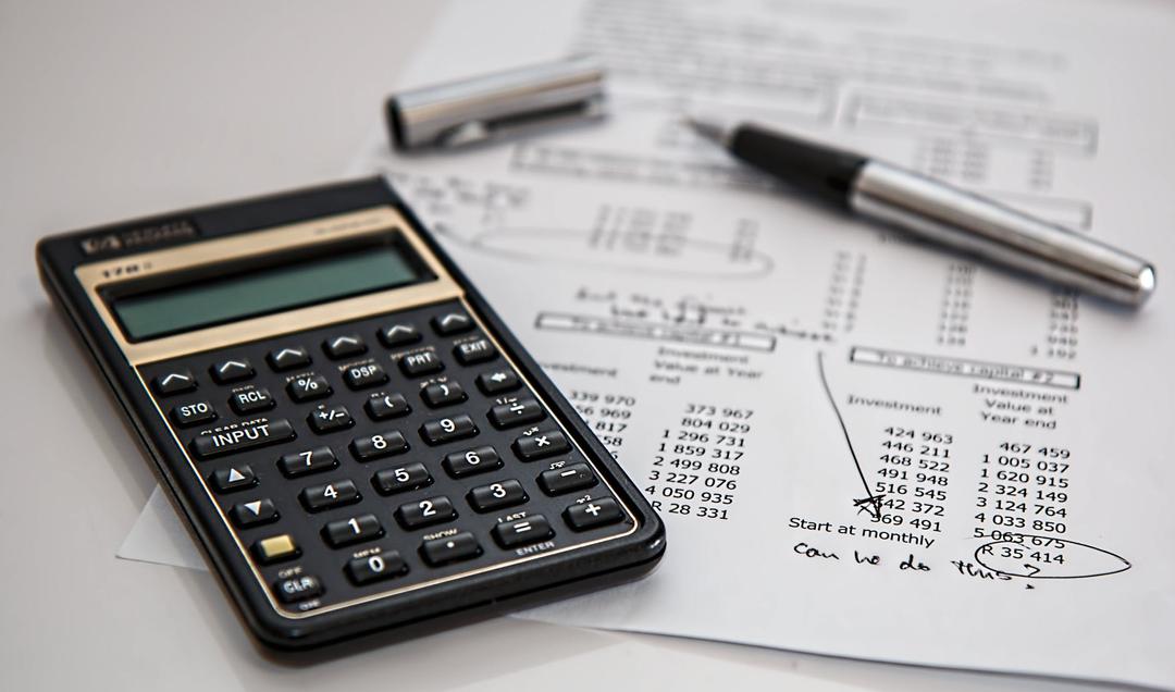 calculatrice sur une table_XpertSource