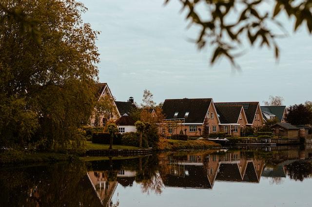 Petites maisons en briques dans une zone inondable au bord de l’eau