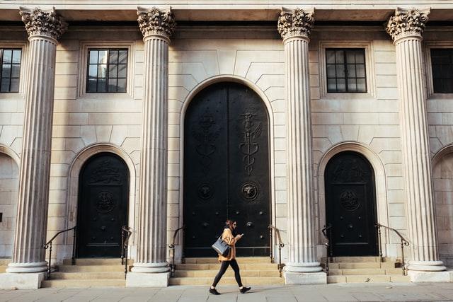 Femme marchant devant une banque