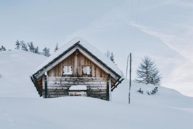 Chalet enseveli sous la neige