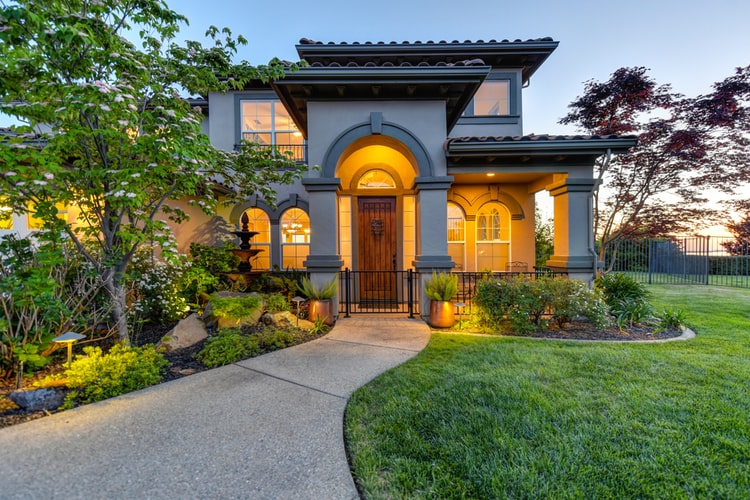Real Estate: Your Complete Guide to Selling a Property
