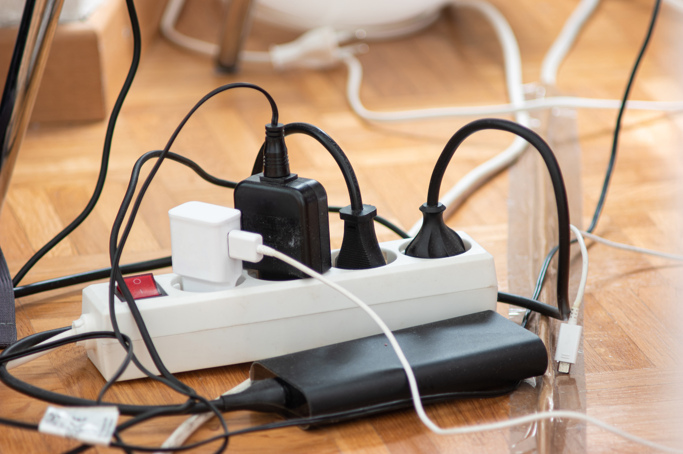 7 astuces pour cacher vos fils électriques dans la maison