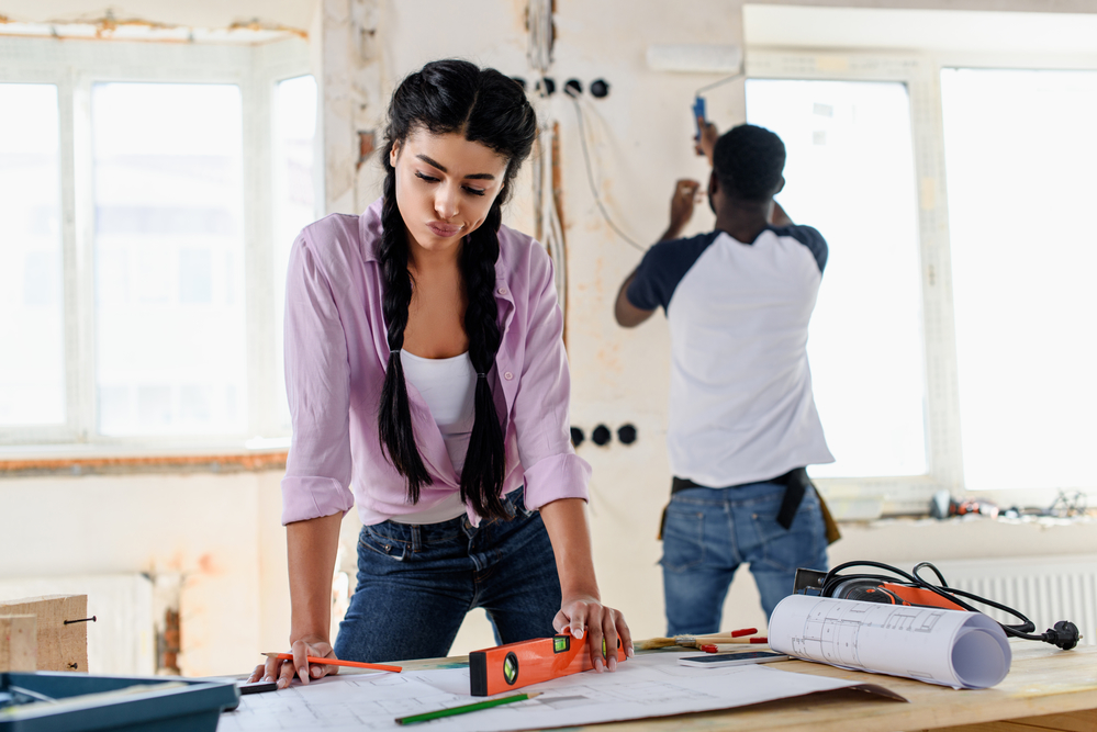 couple qui rénove maison_couple renovating home