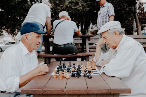 2 personnes âgées jouent aux échecs