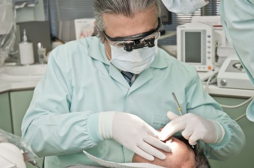 Une personne chez le dentiste, qui va bénéficier de son assurance soins dentaires