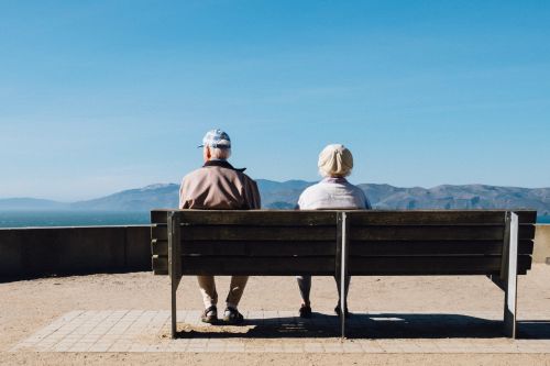 Illustration de 2 retraités assis sur un banc 