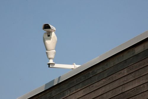 Illustration d'une caméra de surveillance installée sur une résidence