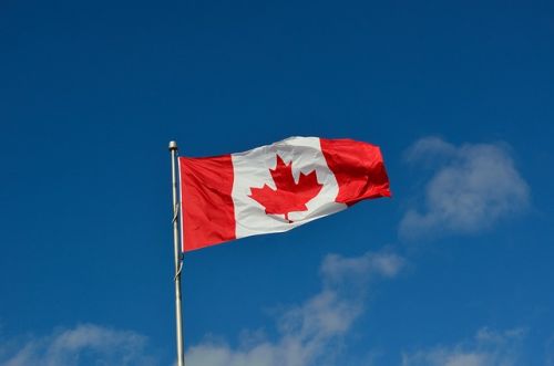 Un drapeau canadien représentant l'immobilier dans le pays en 2024