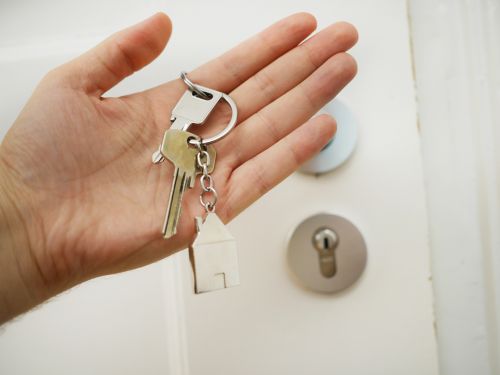 Un locataire qui reçoit les clés de son appartement à Montréal