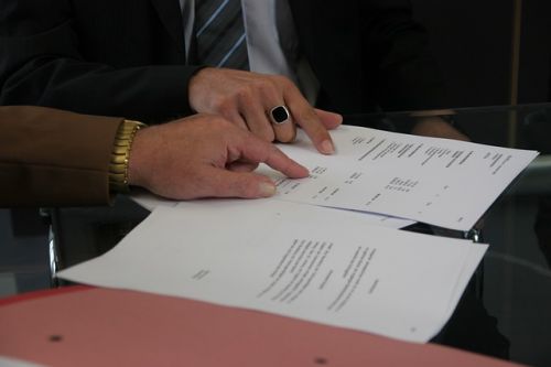 Signature d'un document relatif au travail d'un inspecteur en bâtiment