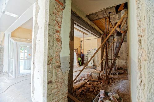 Des professionnels réalisent une rénovation majeure dans un logement