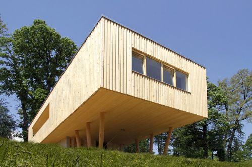 Maison conteneur en bois écologique sur pilotis côté