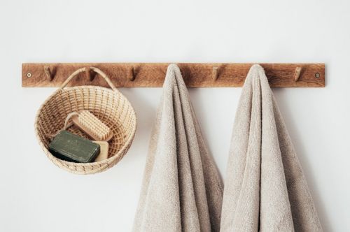 Crochet et porte-serviette : un bon truc pour maximiser le rangement