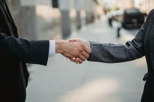 Deux investisseurs se serrant la main