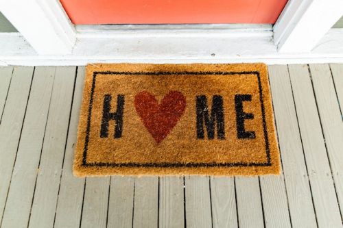 Tapis d’entrée de maison « home » avec un cœur