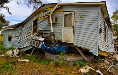 Maison brisée par les vents violents : l’assurance habitation couvre les dégâts