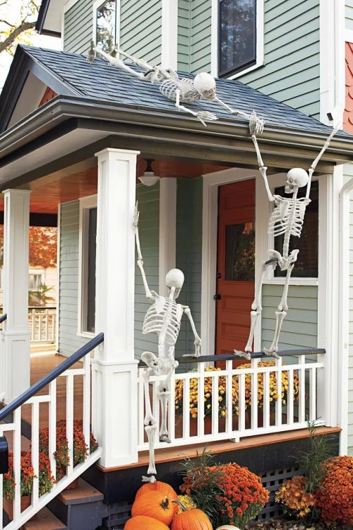 Décorer sa maison de façon originale pour l'Halloween avec des squelettes