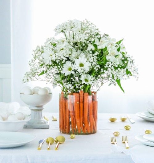Centre de table de Pâque de carottes et de fleurs blanches