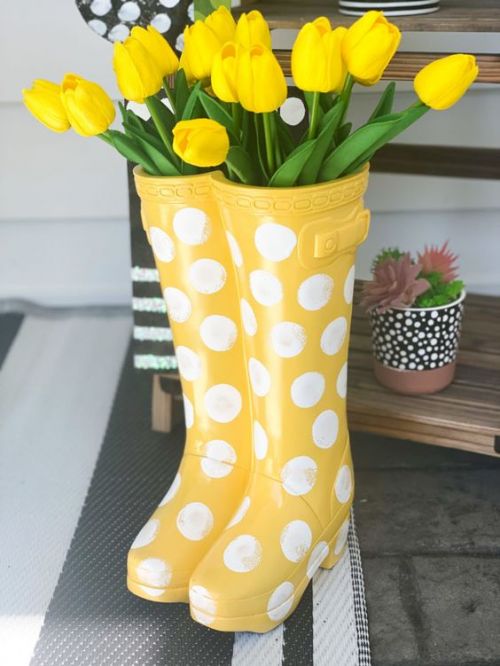 Jardinière en forme de bottes de pluie jaunes