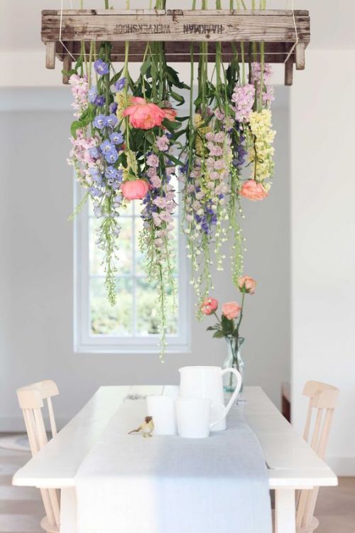 Composition florale printanière suspendues au-dessus d'une table