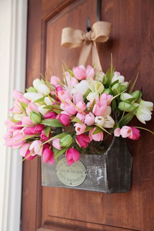 Porte décorée d'une boite remplie de tulipes roses