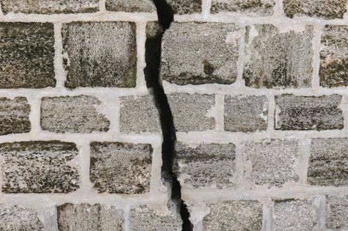 Mur de briques fissuré 