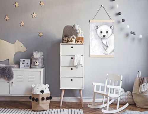 Chambre de bébé bleu et blanche avec ours polaire, inspirée par la banquise
