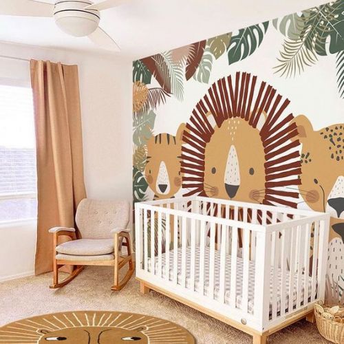 Chambre de bébé au thème de savane, avec papier peint de lion