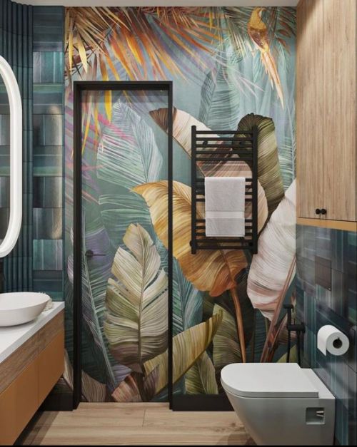 Salle de bain avec du papier peint