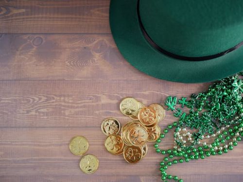 Chapeau vert et décorations pour la Saint-Patrick