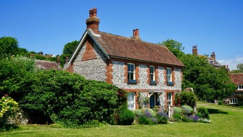 maison centenaire_Acheter une maison ancestrale : les avantages et les inconvénients_XpertSource