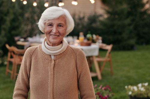 femme âgée_Maison bi génération : crédits d'impôt pour personnes âgées_XpertSource