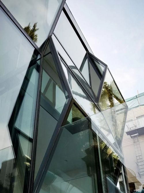 Maison avec façade de verre géométrique 2