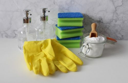 Gants, éponges et bicarbonate de soude pour le ménage de la salle de bain