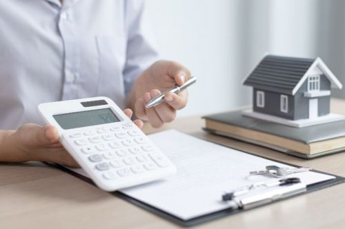 Courtier hypothécaire calculant le montant de frais de pénalité